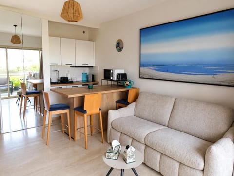 Kitchen or kitchenette, Seating area, Dining area