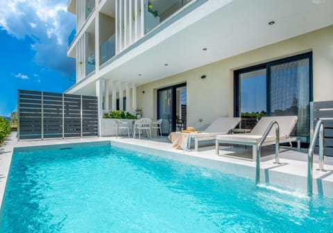Property building, Balcony/Terrace, Pool view, Swimming pool, sunbed