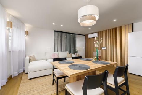 Kitchen or kitchenette, Seating area, Dining area