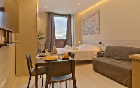 TV and multimedia, Photo of the whole room, Seating area, Dining area, Bedroom