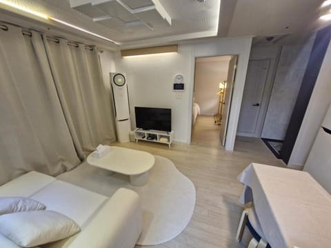 Communal lounge/ TV room, Living room, Seating area