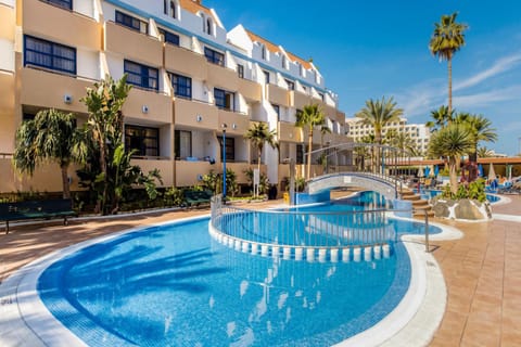 Property building, Swimming pool, sunbed
