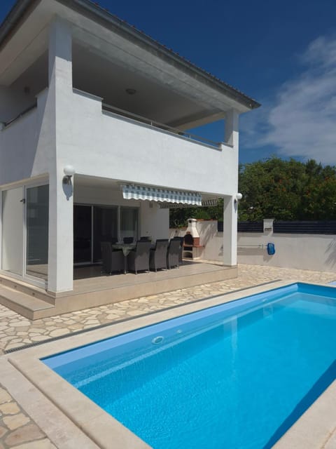 Property building, Patio, Swimming pool
