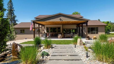 Property building, Patio, Facade/entrance, Day, Garden, Balcony/Terrace