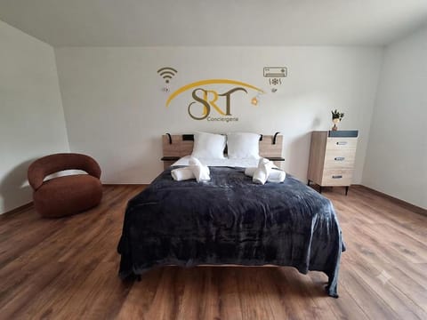 Bed, Photo of the whole room, Bedroom