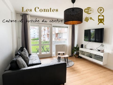 Toilet, Property building, Communal lounge/ TV room, TV and multimedia, Balcony/Terrace, Living room, Seating area, Text overlay, Family