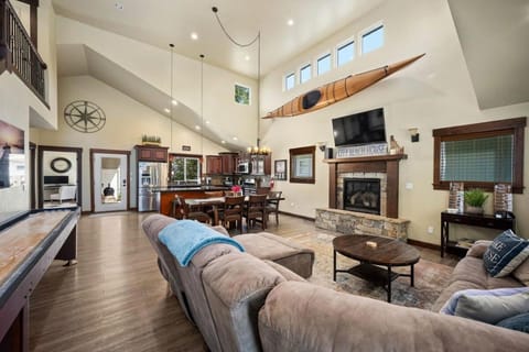 Day, TV and multimedia, Living room, Seating area, fireplace, furniture