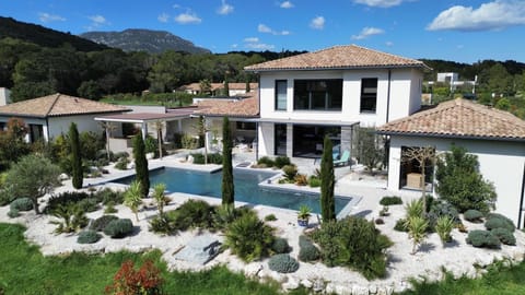Property building, Natural landscape, Garden, Garden, Balcony/Terrace, Garden view, Mountain view, Pool view, Swimming pool