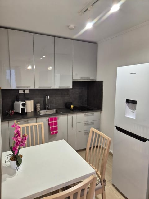 Coffee/tea facilities, Kitchen or kitchenette, Dining area, dishwasher, oven, stove, toaster