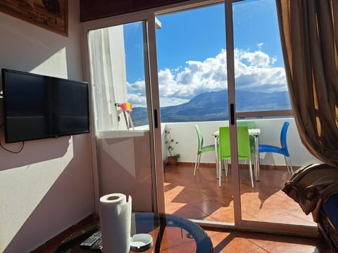 Communal lounge/ TV room, Balcony/Terrace, Living room, Mountain view