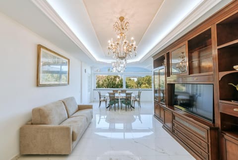 Communal lounge/ TV room, Living room, Seating area, Evening entertainment