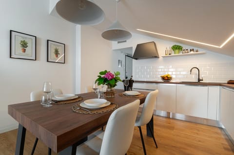 Kitchen or kitchenette, Dining area