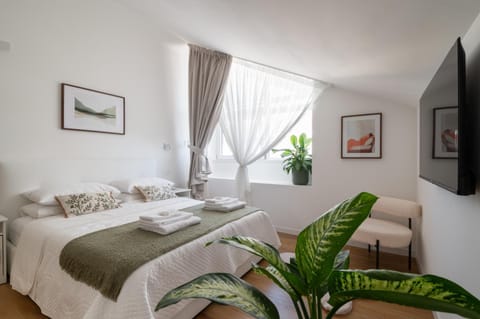 Bed, TV and multimedia, Bedroom