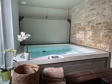 Hot Tub, Spa and wellness centre/facilities