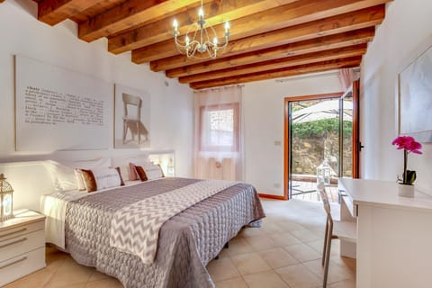 Photo of the whole room, Seating area, Bedroom