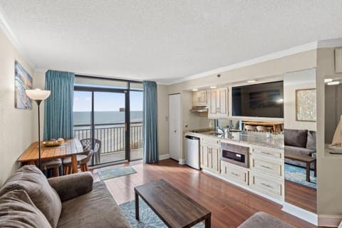 TV and multimedia, Kitchen or kitchenette, Living room, Seating area, Dining area