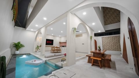 Facade/entrance, TV and multimedia, Kitchen or kitchenette, Dining area, Communal kitchen, Swimming pool, kitchen
