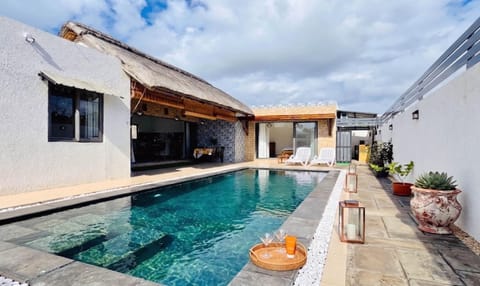 Patio, Swimming pool, sunbed