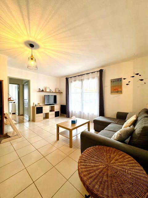 TV and multimedia, Living room, Seating area, internet