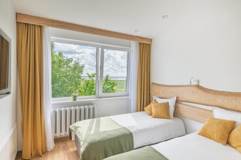 Bed, Bedroom, Lake view, Lake view