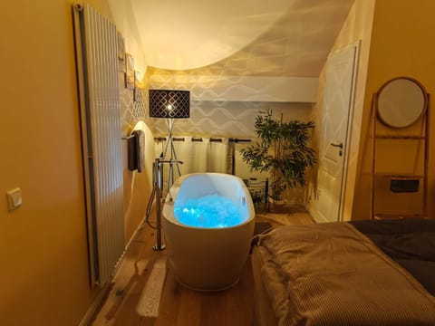 Bed, Hot Tub, Bathroom, Photo of the whole room, Bedroom, Bath