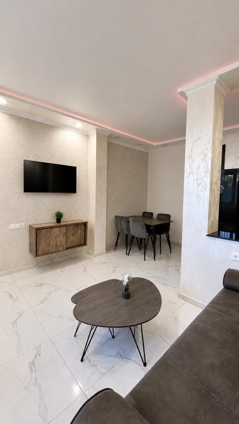 TV and multimedia, Seating area, Dining area