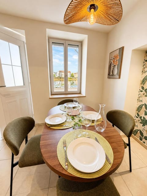 Seating area, Dining area, City view, City view
