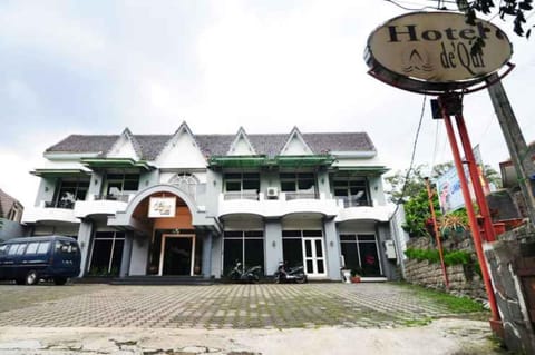 Property building, Facade/entrance, Bathroom, Bedroom