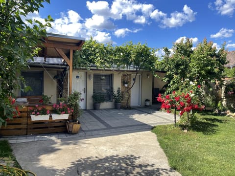 Property building, Patio, Patio, Spring, Day, Garden, Garden, Balcony/Terrace, Balcony/Terrace, Garden view, Garden view