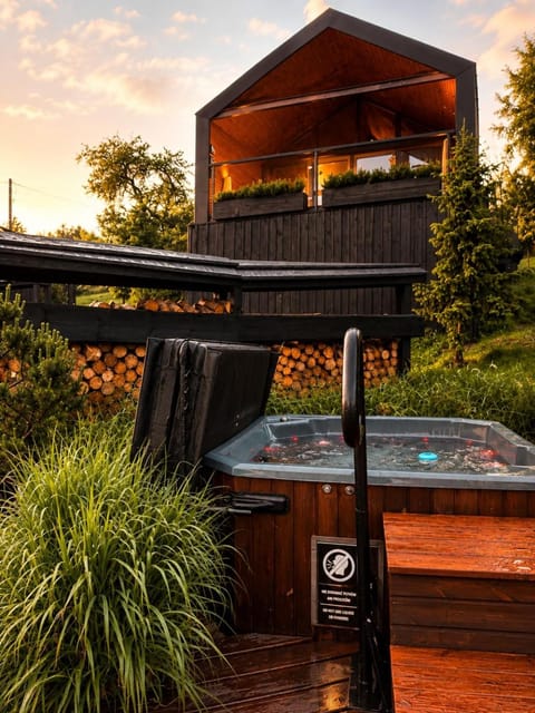 Property building, Day, Garden, Hot Tub, Hot Tub, Spa and wellness centre/facilities, Garden view, Swimming pool