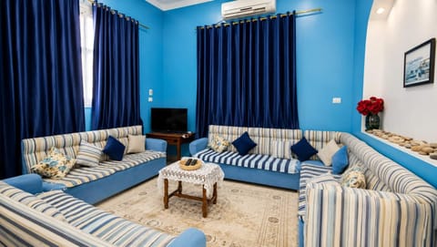 Living room, Seating area, Evening entertainment, air conditioner