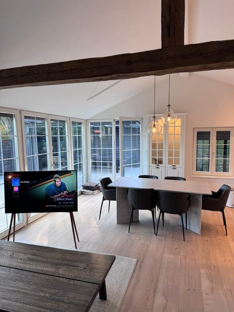 Communal lounge/ TV room, TV and multimedia, Dining area, Evening entertainment