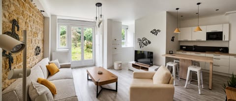 Communal lounge/ TV room, TV and multimedia, Kitchen or kitchenette, Living room, Seating area, Dining area