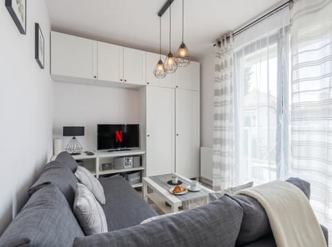Communal lounge/ TV room, TV and multimedia, Kitchen or kitchenette, Living room, Food and drinks, Seating area, Dining area, Evening entertainment, Food
