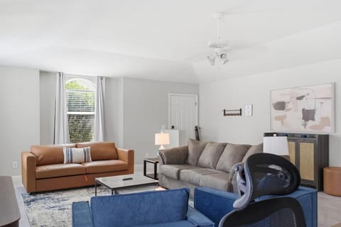 TV and multimedia, Living room, Seating area, Family