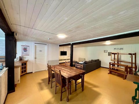 TV and multimedia, Living room, Seating area, Dining area