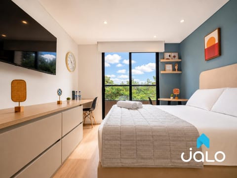 Bed, TV and multimedia, Photo of the whole room, Bedroom
