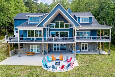 Property building, Patio, Day, Natural landscape, View (from property/room), Balcony/Terrace, Living room, Seating area, Dining area, Garden view