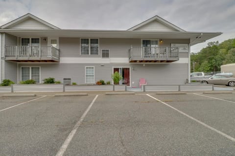 Property building, Day, Balcony/Terrace, Parking