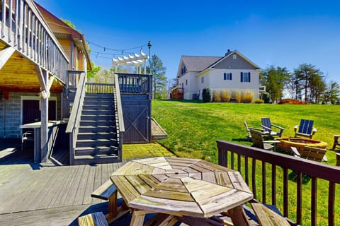 Property building, Facade/entrance, Day, Balcony/Terrace