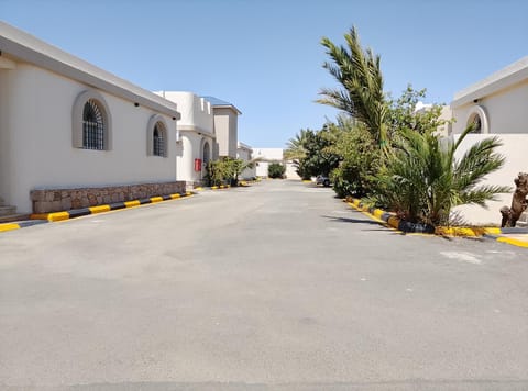 Property building, Day, Neighbourhood, Street view, Parking