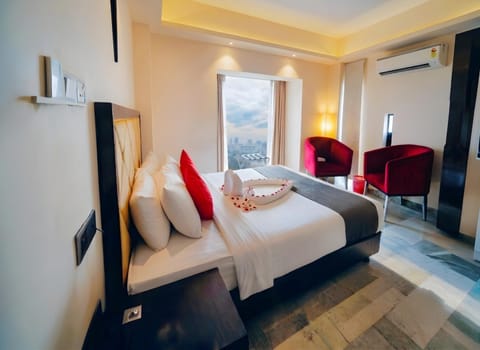 Bed, TV and multimedia, Living room, Photo of the whole room, Seating area, Bedroom, towels, air conditioner