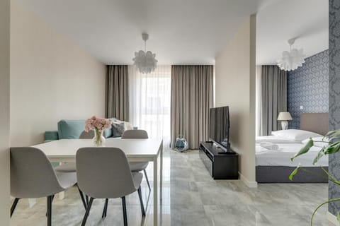 Bed, Living room, Photo of the whole room, Seating area, Dining area, Bedroom