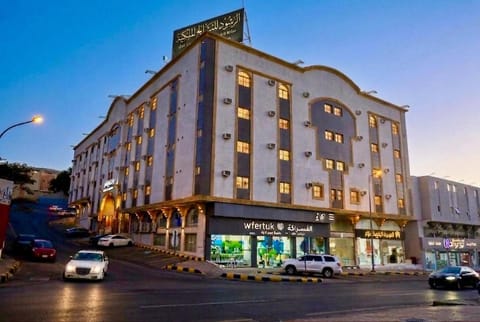 Property building, Day, Neighbourhood, City view, Street view, Location, Parking