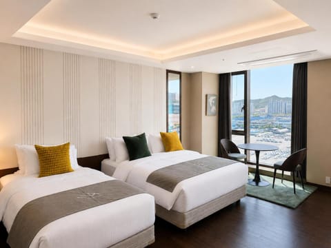 Bedroom, Mountain view