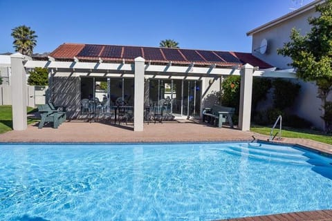 Communal lounge/ TV room, BBQ facilities, Swimming pool, Swimming pool