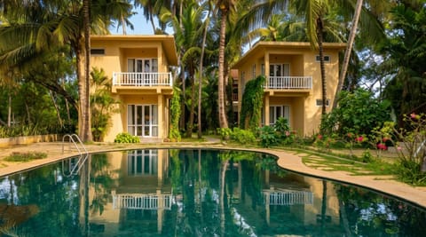 Property building, Day, Swimming pool