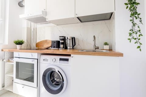 Coffee/tea facilities, Kitchen or kitchenette, oven, stove, toaster, washing machine