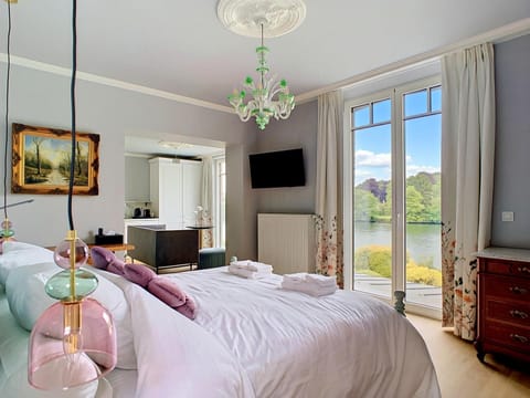 Bed, TV and multimedia, Bedroom