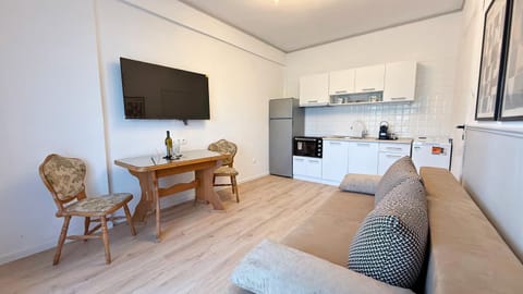 TV and multimedia, Kitchen or kitchenette, Living room, Seating area, Dining area, oven, pet friendly, stove